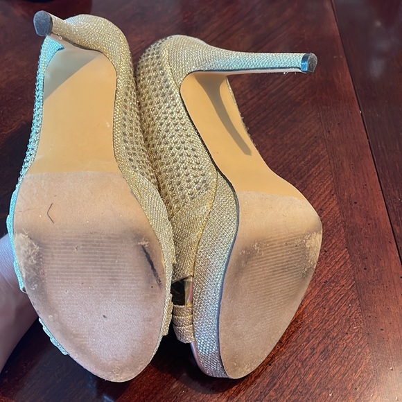 Gold open toe pumps. Brand Celeste. - Picture 4 of 7